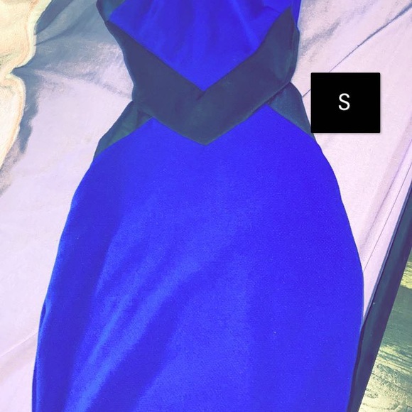 Dresses 7$, skirts 5$, robe 15$, jean jacket 30$, hoodie 15$, jackets 7$ - Picture 2 of 14